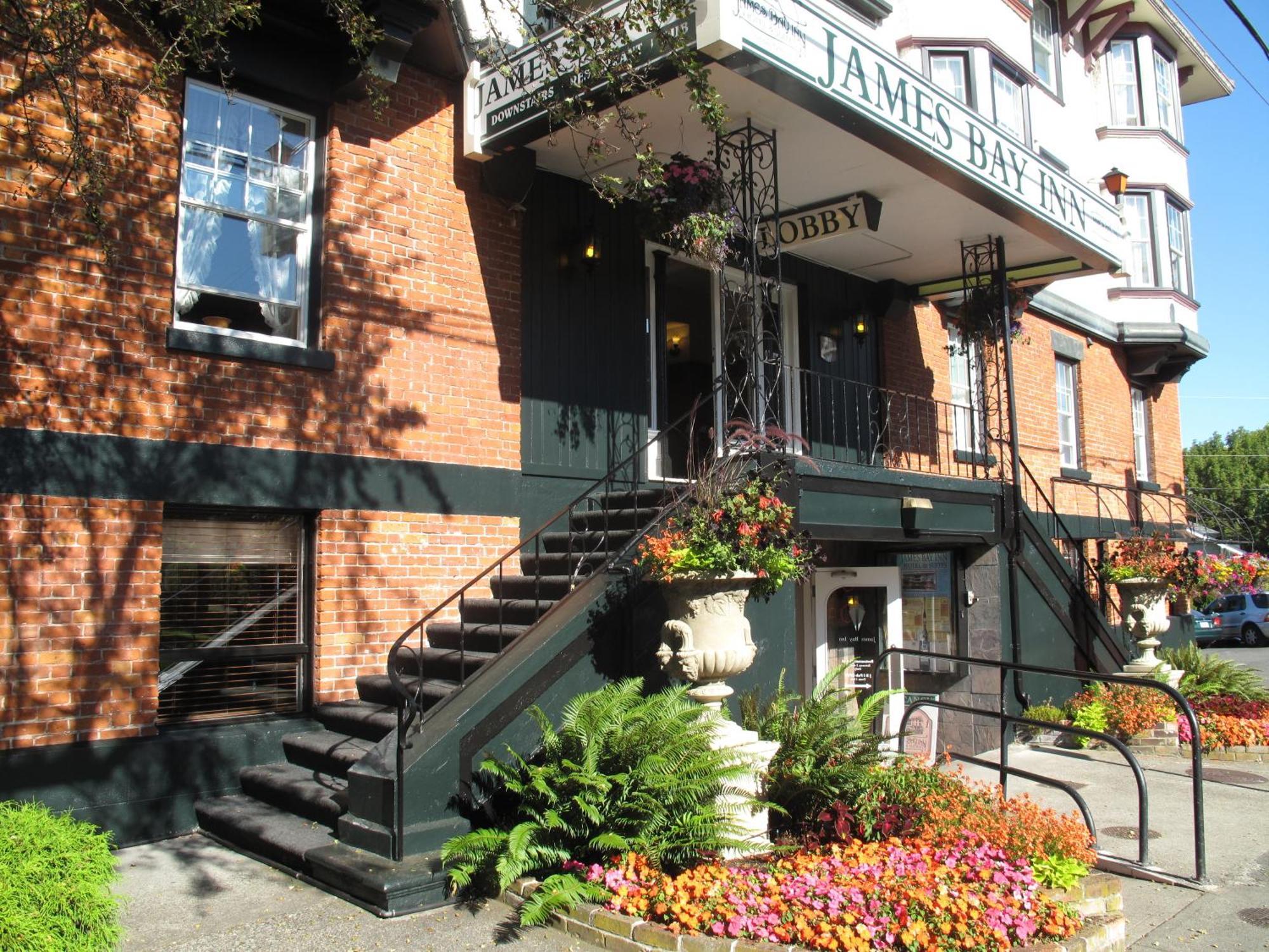 James Bay Inn Hotel, Suites & Cottage Виктория Экстерьер фото